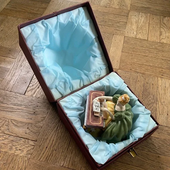 Royal Doulton Virginals Royal Doulton Lady Musicians - Picture 3 of 16